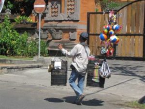 Straatverkoper op Bali